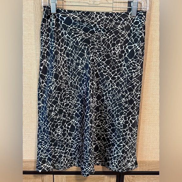 Old Navy Collection Skirt Size 4 Black White Abstract Animal Print 22” - Picture 1 of 4